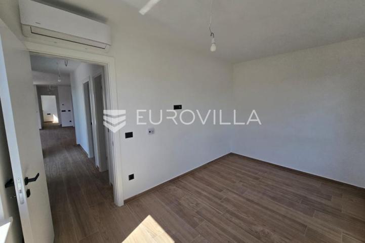 Zadar, Petrčane, penthouse s krovnom terasom i pogledom na more