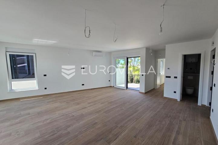 Zadar, Petrčane, penthouse s krovnom terasom i pogledom na more