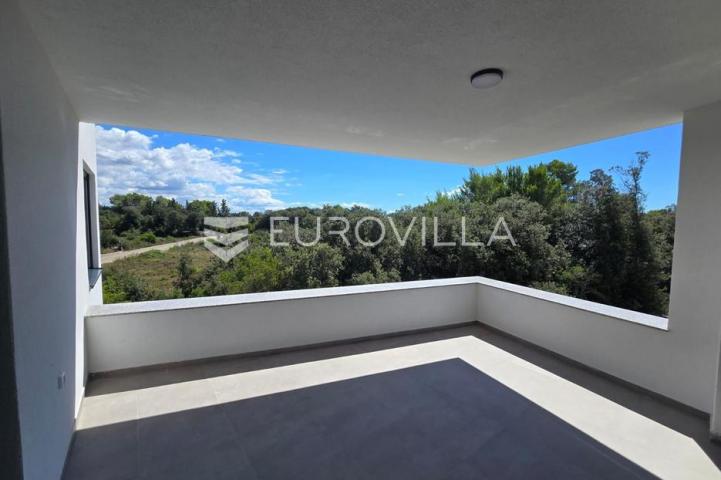 Zadar, Petrčane, penthouse s krovnom terasom i pogledom na more