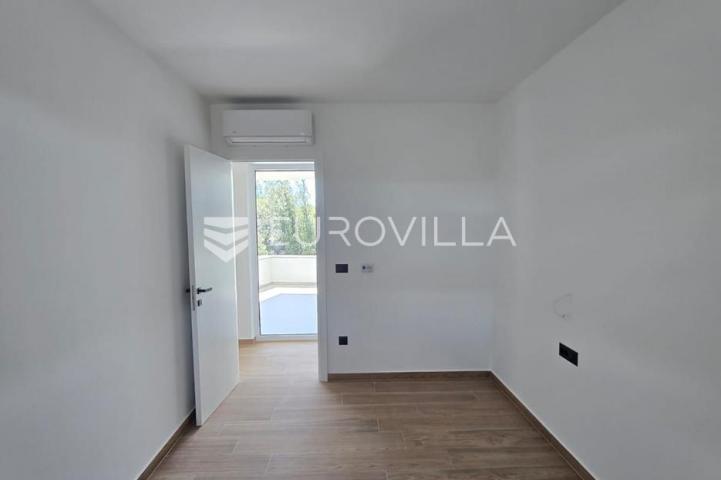 Zadar, Petrčane, penthouse s krovnom terasom i pogledom na more