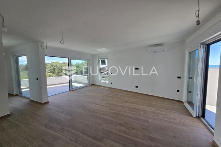 Zadar, Petrčane, penthouse s krovnom terasom i pogledom na more