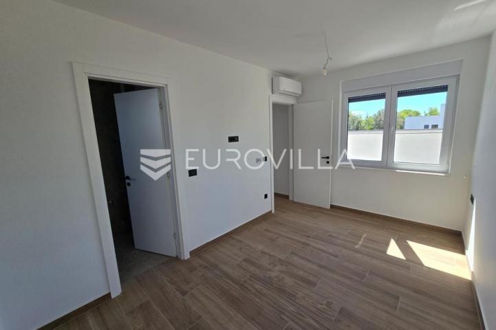 Zadar, Petrčane, penthouse s krovnom terasom i pogledom na more