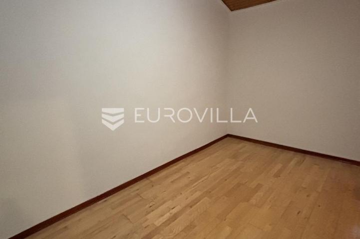 Pula, Šikići, prostrana kuća s tri etaže