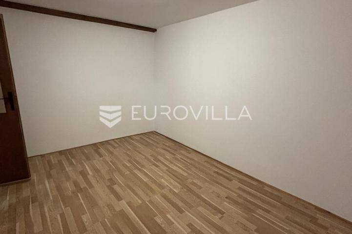 Pula, Šikići, prostrana kuća s tri etaže