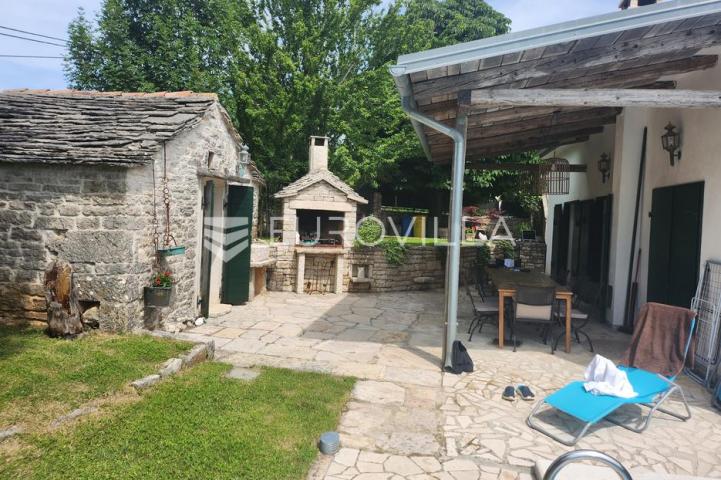 Istra, Gračišće, Autentična istarska kuća s bazenom, kažunom i potpunom privatnošću