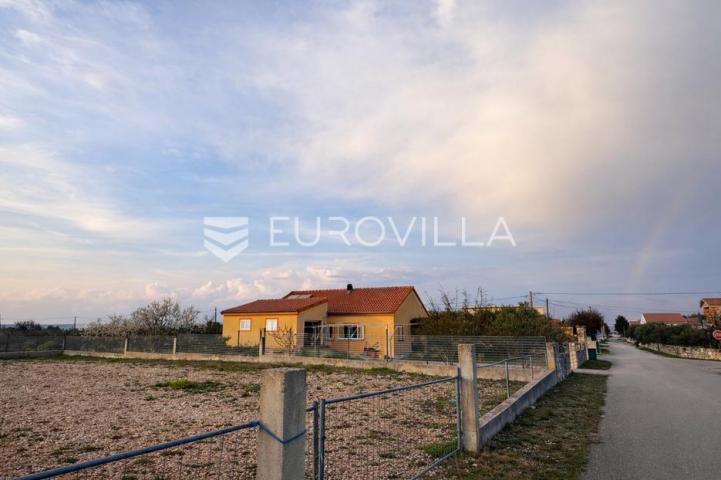 Zadar, Paljuv, ograđeno građevinsko zemljište 980 m²