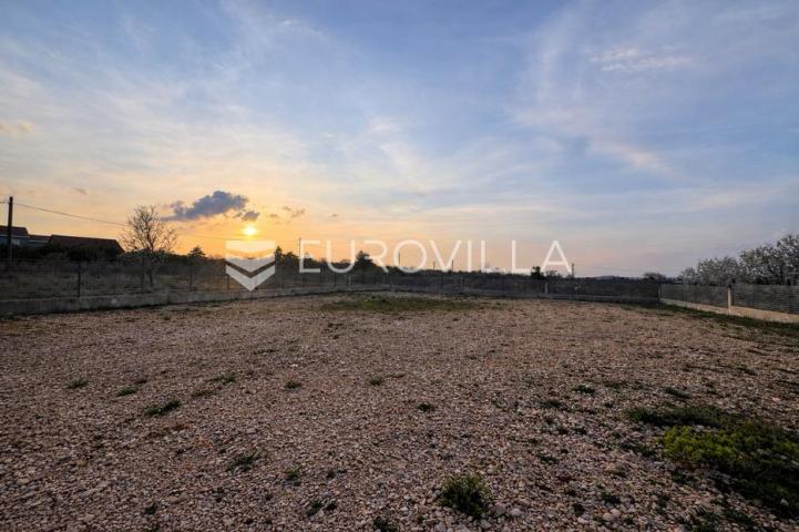 Zadar, Paljuv, ograđeno građevinsko zemljište 980 m²