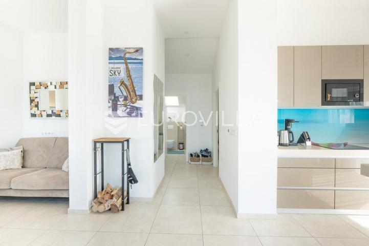 Zadar, Bibinje, dvosoban stan s impresivnim pogledom prvi red do mora