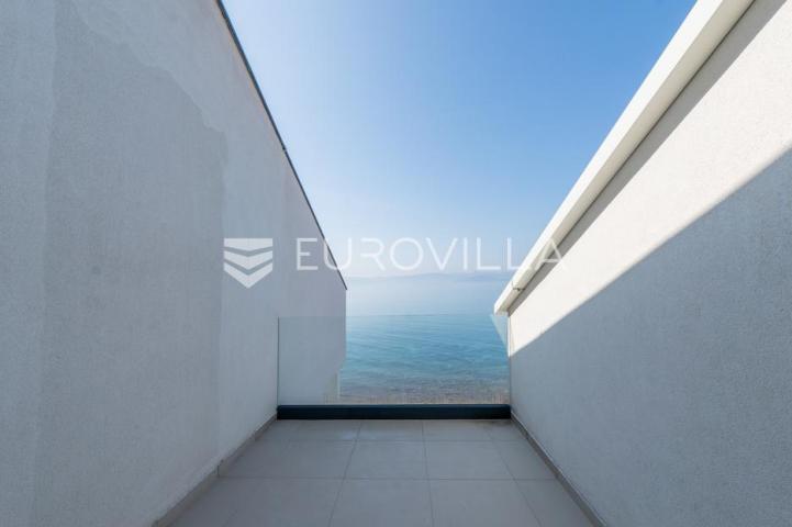 Zadar, Bibinje, dvosoban stan s impresivnim pogledom prvi red do mora