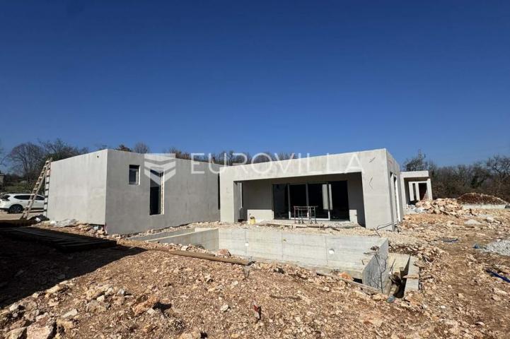 Istra, Labin, moderna prizemnica s bazenom