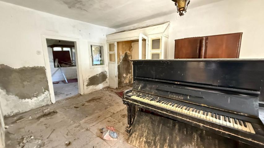 Kamena kuća za renoviranje sa velikim placem, 10m od mora, Kotor, Prčanj