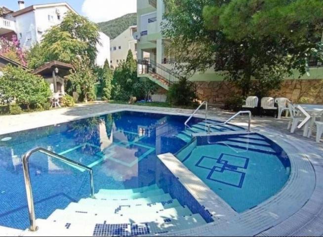 Stilvolle Wohnung mit zwei Schlafzimmern in einem Clubhaus mit Pool 