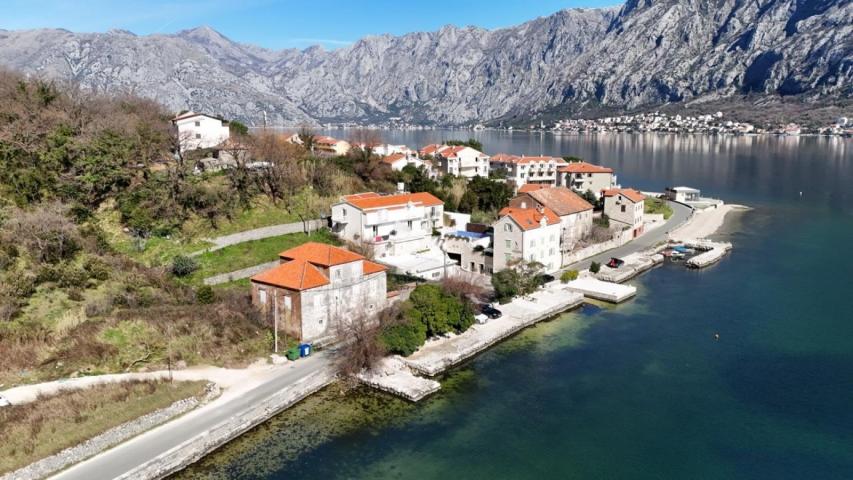 Kamena kuća za renoviranje sa velikim placem, 10m od mora, Kotor, Prčanj