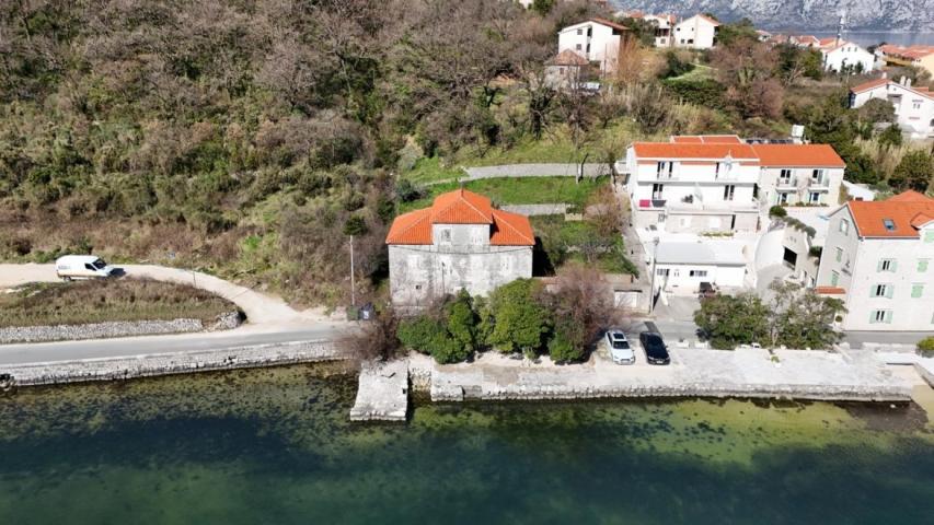 Kamena kuća za renoviranje sa velikim placem, 10m od mora, Kotor, Prčanj