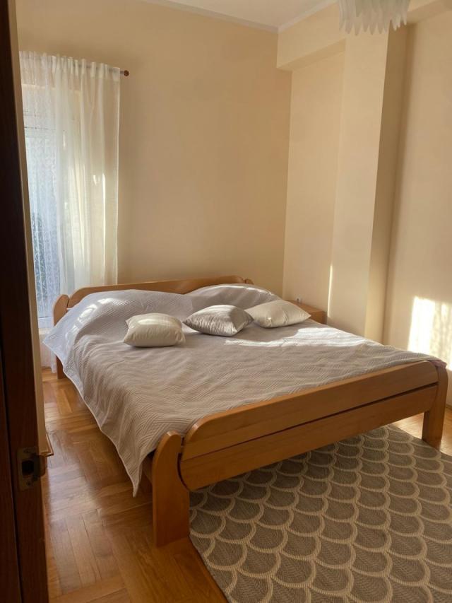 Stilvolle Wohnung mit zwei Schlafzimmern in einem Clubhaus mit Pool 