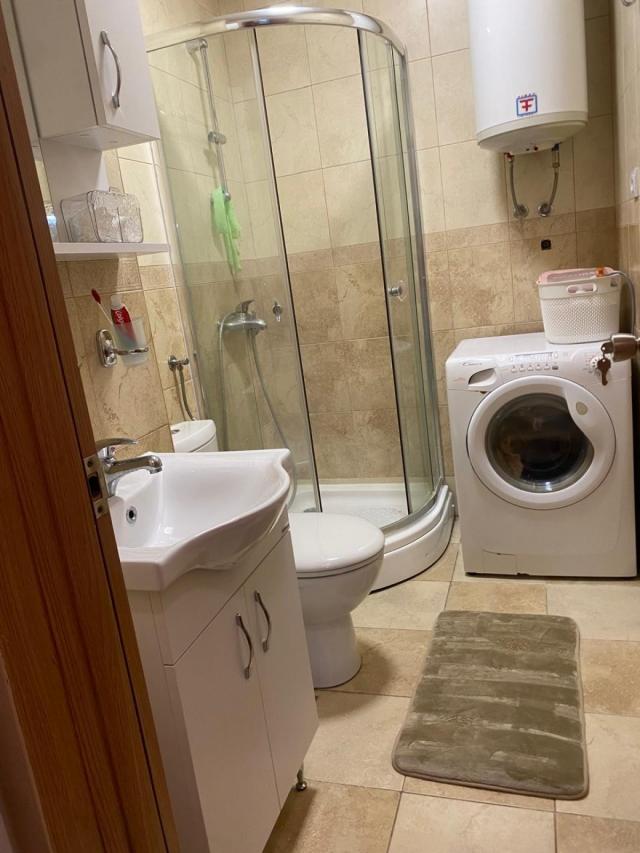 Stilvolle Wohnung mit zwei Schlafzimmern in einem Clubhaus mit Pool 
