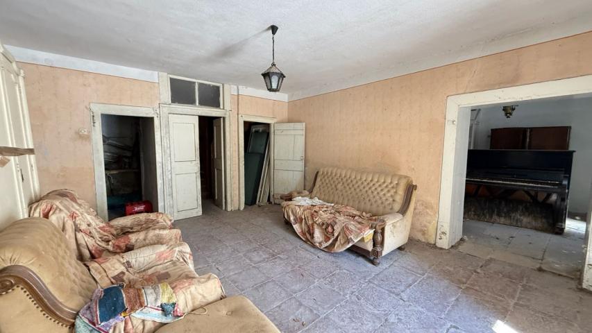 Kamena kuća za renoviranje sa velikim placem, 10m od mora, Kotor, Prčanj