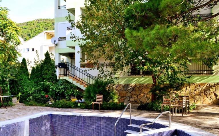 Stilvolle Wohnung mit zwei Schlafzimmern in einem Clubhaus mit Pool 