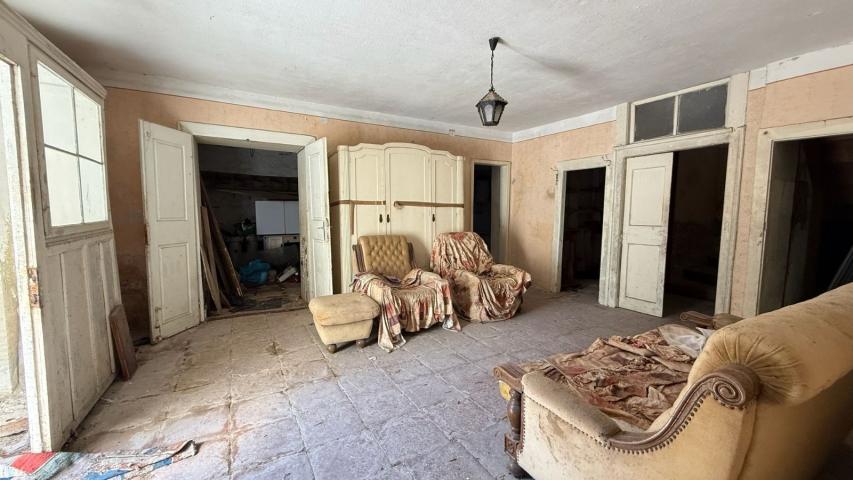 Kamena kuća za renoviranje sa velikim placem, 10m od mora, Kotor, Prčanj