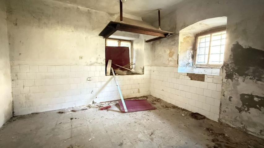 Kamena kuća za renoviranje sa velikim placem, 10m od mora, Kotor, Prčanj