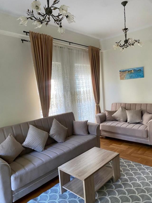 Stilvolle Wohnung mit zwei Schlafzimmern in einem Clubhaus mit Pool 