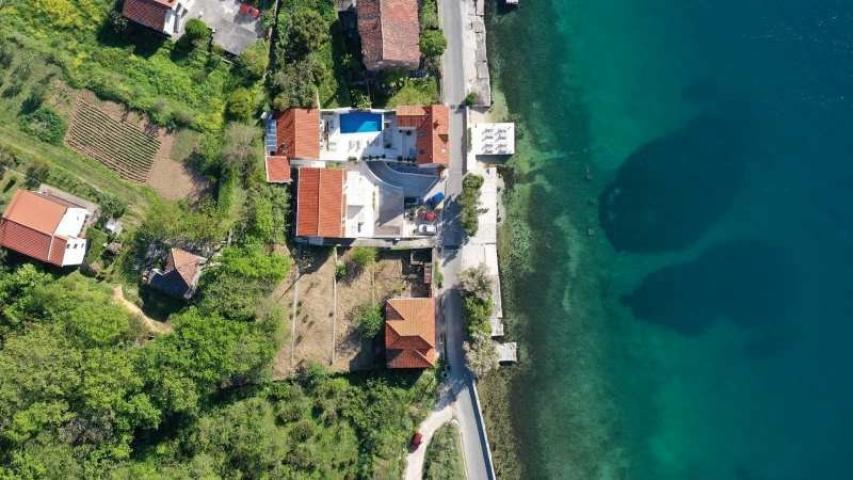 Kamena kuća za renoviranje sa velikim placem, 10m od mora, Kotor, Prčanj
