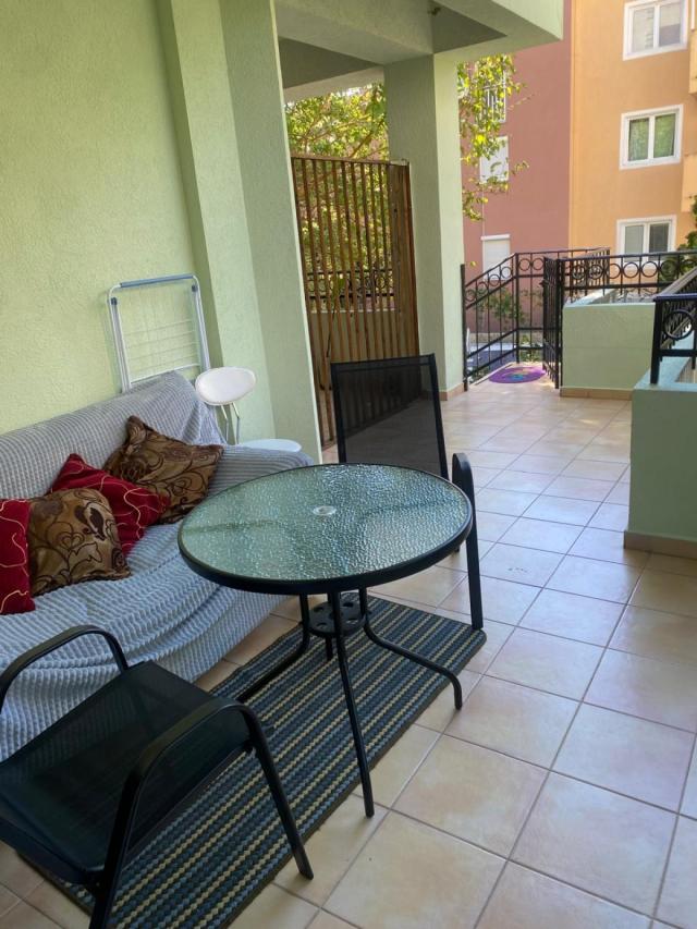 Stilvolle Wohnung mit zwei Schlafzimmern in einem Clubhaus mit Pool 