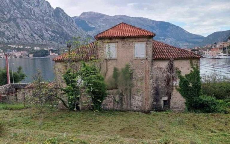 Kamena kuća za renoviranje sa velikim placem, 10m od mora, Kotor, Prčanj