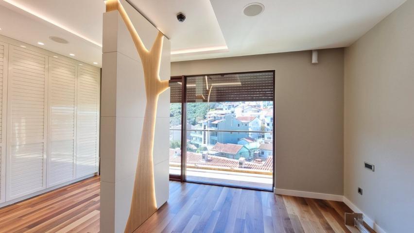 Luksuzan stan na tri nivoa 313m² sa spa zonom, teretanom, pametnim sistemom i garažom – Budva