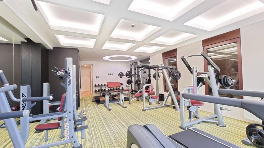 Luksuzan stan na tri nivoa 313m² sa spa zonom, teretanom, pametnim sistemom i garažom – Budva