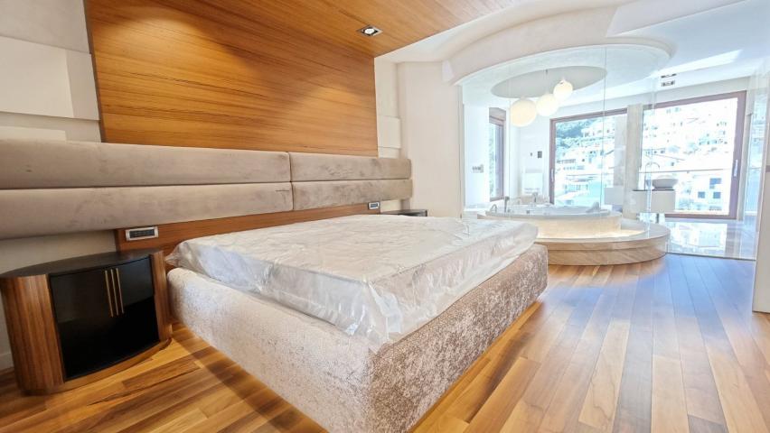 Luksuzan stan na tri nivoa 313m² sa spa zonom, teretanom, pametnim sistemom i garažom – Budva