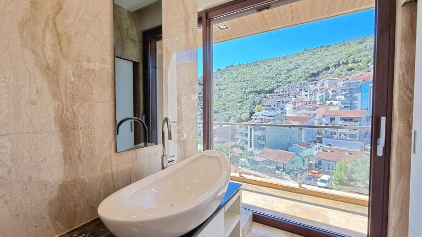 Luksuzan stan na tri nivoa 313m² sa spa zonom, teretanom, pametnim sistemom i garažom – Budva