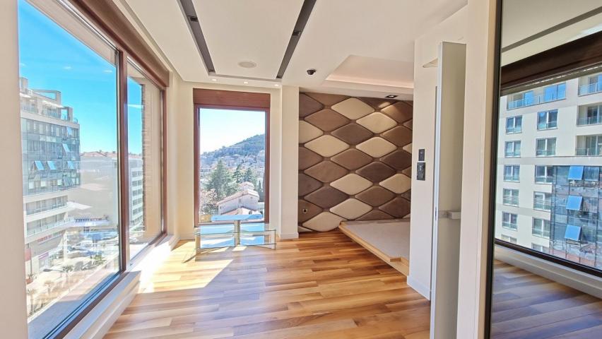 Luksuzan stan na tri nivoa 313m² sa spa zonom, teretanom, pametnim sistemom i garažom – Budva