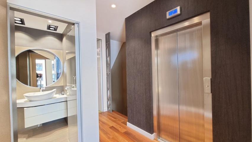 Luksuzan stan na tri nivoa 313m² sa spa zonom, teretanom, pametnim sistemom i garažom – Budva