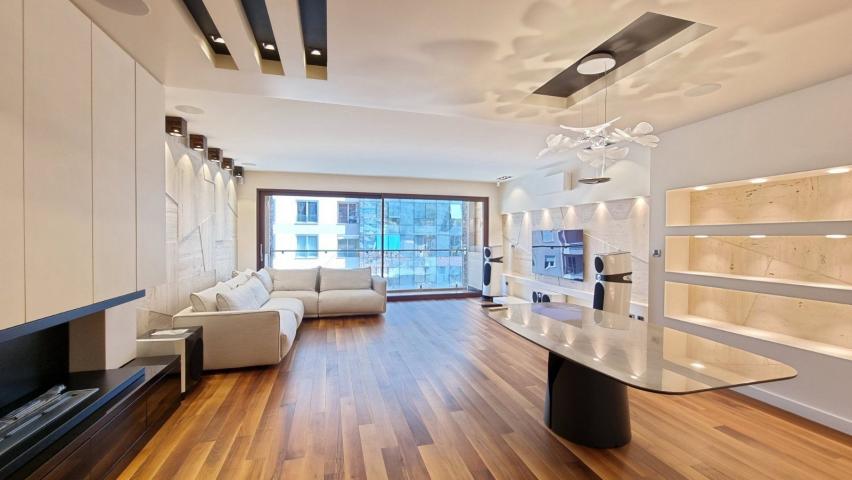 Luksuzan stan na tri nivoa 313m² sa spa zonom, teretanom, pametnim sistemom i garažom – Budva