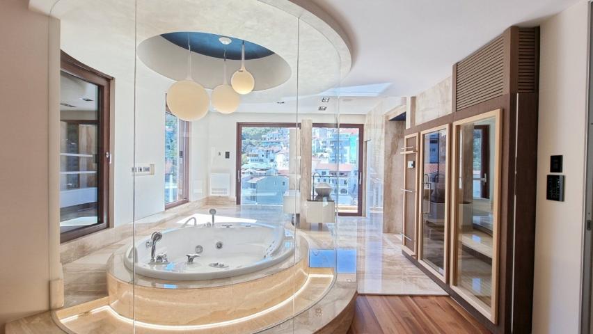Luksuzan stan na tri nivoa 313m² sa spa zonom, teretanom, pametnim sistemom i garažom – Budva