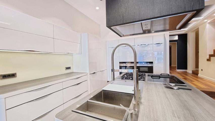 Luksuzan stan na tri nivoa 313m² sa spa zonom, teretanom, pametnim sistemom i garažom – Budva