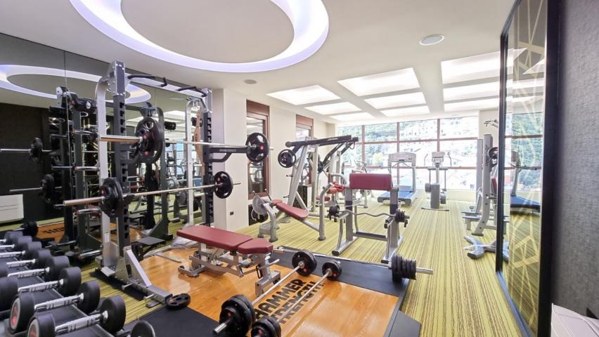 Luksuzan stan na tri nivoa 313m² sa spa zonom, teretanom, pametnim sistemom i garažom – Budva
