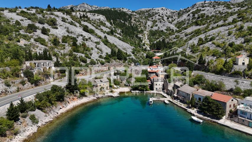 Kamena  starina za adaptaciju u prvom redu do mora, Starigrad Paklenica
