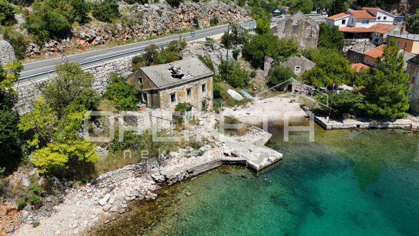 Kamena  starina za adaptaciju u prvom redu do mora, Starigrad Paklenica
