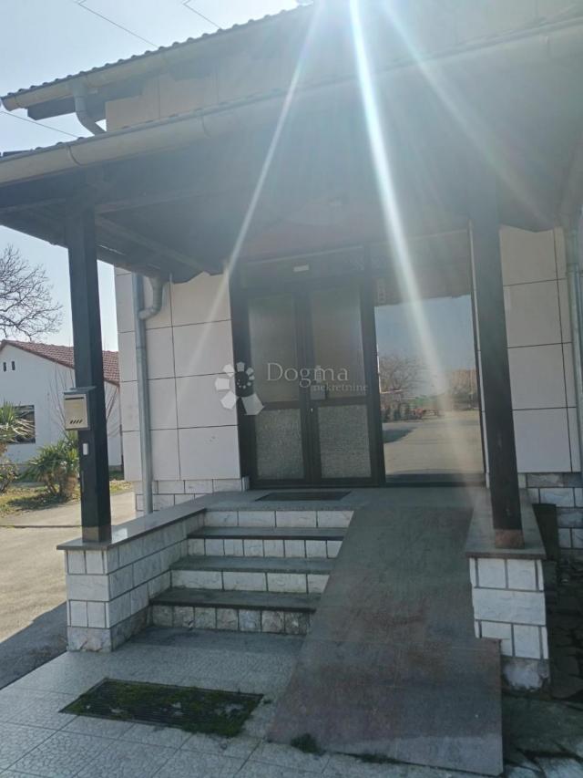 Poslovno-stambena kuća s velikim potencijalom