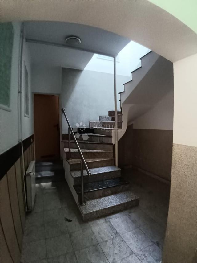 Poslovno-stambena kuća s velikim potencijalom