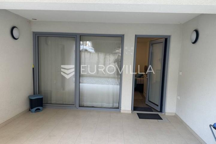 Ližnjan, moderna kuća zadnja u nizu 175 m² s uređenim vrtom, bazenom i pogledom more