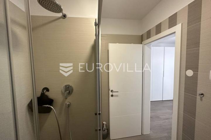 Ližnjan, moderna kuća zadnja u nizu 175 m² s uređenim vrtom, bazenom i pogledom more
