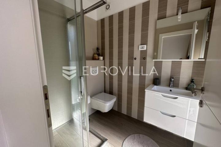 Ližnjan, moderna kuća zadnja u nizu 175 m² s uređenim vrtom, bazenom i pogledom more