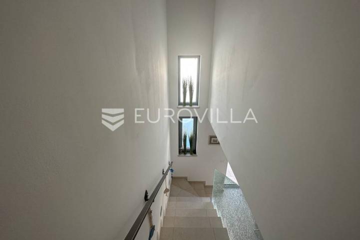 Ližnjan, moderna kuća zadnja u nizu 175 m² s uređenim vrtom, bazenom i pogledom more