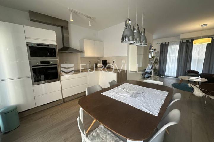 Ližnjan, moderna kuća zadnja u nizu 175 m² s uređenim vrtom, bazenom i pogledom more