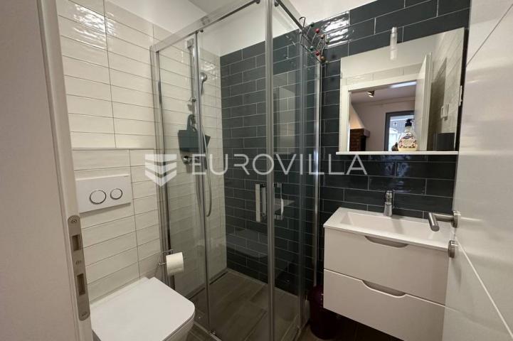 Ližnjan, moderna kuća zadnja u nizu 175 m² s uređenim vrtom, bazenom i pogledom more
