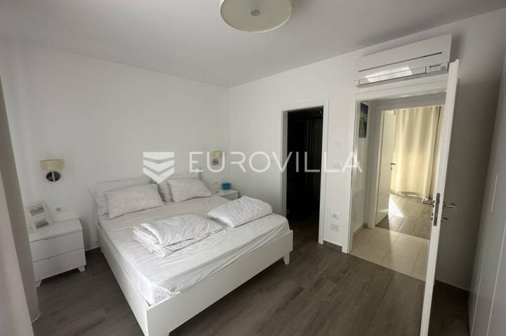 Ližnjan, moderna kuća zadnja u nizu 175 m² s uređenim vrtom, bazenom i pogledom more