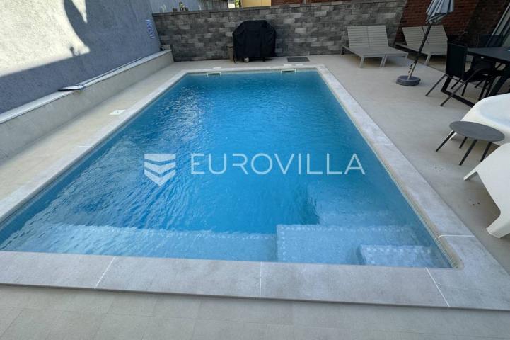 Ližnjan, moderna kuća zadnja u nizu 175 m² s uređenim vrtom, bazenom i pogledom more